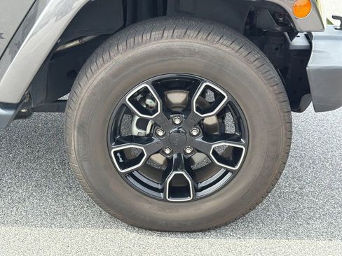 Used 2018 Jeep Wrangler Unlimited Sahara AWD/4WD image 12