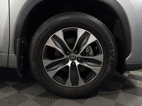 Used 2023 Toyota Highlander XLE image 11