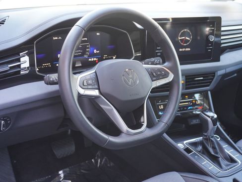 Used 2025 Volkswagen Jetta SE image 11