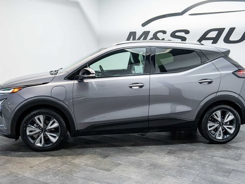 Used 2023 Chevrolet Bolt EUV LT w/ Convenience Package FWD image 3