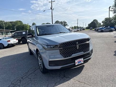 Used 2025 Lincoln Navigator Reserve AWD/4WD image 10
