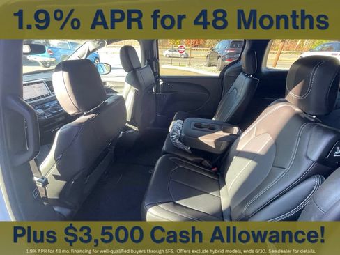New 2026 Chrysler Pacifica Select FWD image 13