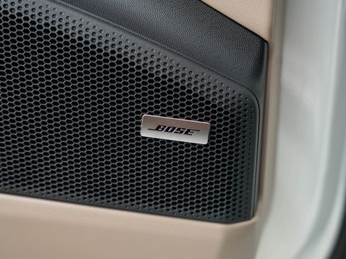 Certified 2025 Porsche Macan Electric image 18