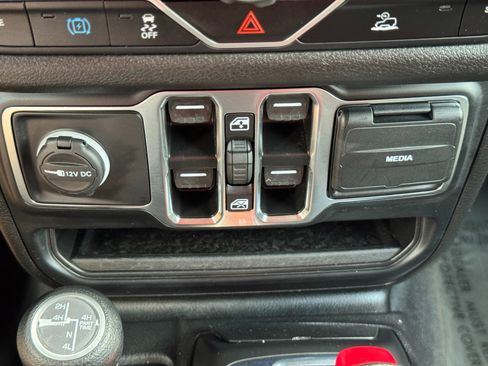 Used 2024 Jeep Wrangler Unlimited AWD/4WD image 30