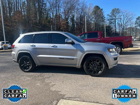 Used 2018 Jeep Grand Cherokee Altitude image 2