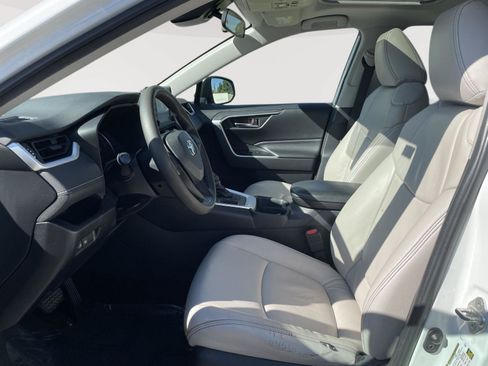 Used 2019 Toyota RAV4 XLE FWD image 3