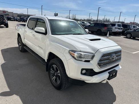 Used 2017 Toyota Tacoma TRD Sport w/ Tow Package (A/T) image 19