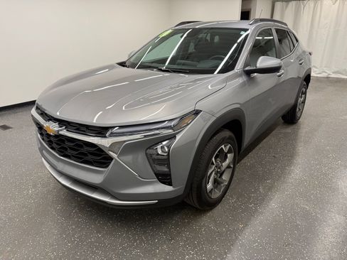 Used 2024 Chevrolet Trax LT w/ Driver Confidence Package image 4