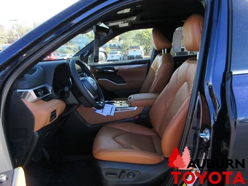 New 2026 Toyota Highlander Platinum image 12