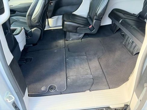 Used 2024 Chrysler Pacifica Touring-L FWD image 22