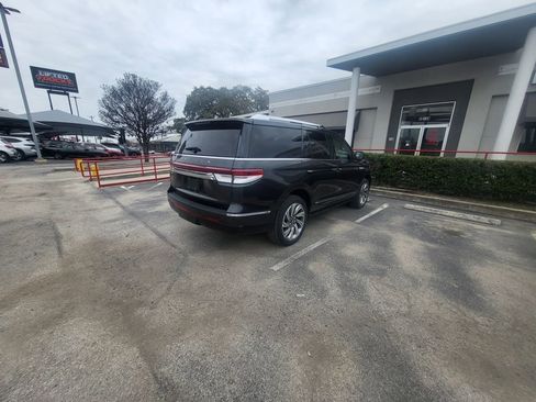 Used 2023 Lincoln Navigator Reserve image 14