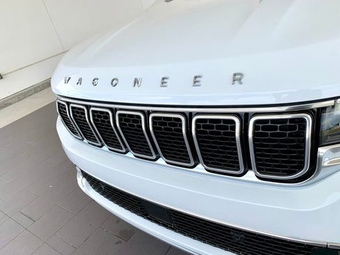 Used 2025 Jeep Wagoneer Series II w/ 8-Passenger Seating Package AWD/4WD image 2