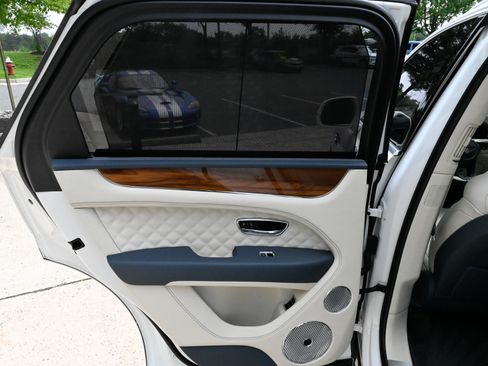 Used 2023 Bentley Bentayga AWD/4WD image 40