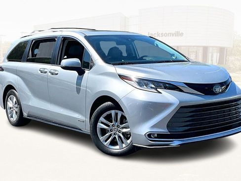 Used 2021 Toyota Sienna Limited FWD image 3