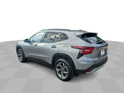 Used 2024 Chevrolet Trax LT w/ Sunroof Package FWD image 7
