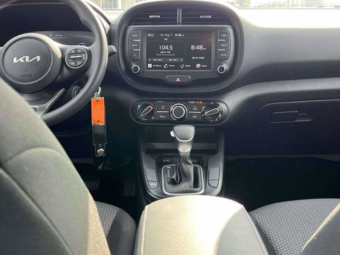 Used 2025 Kia Soul LX w/ LX Technology Package FWD image 3