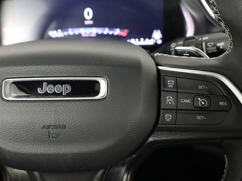 Used 2025 Jeep Grand Cherokee Altitude RWD image 10