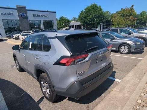 Used 2022 Toyota RAV4 XLE w/ Convenience Package FWD image 5