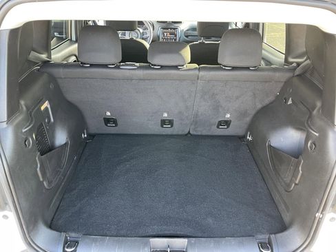 Used 2023 Jeep Renegade Latitude image 9