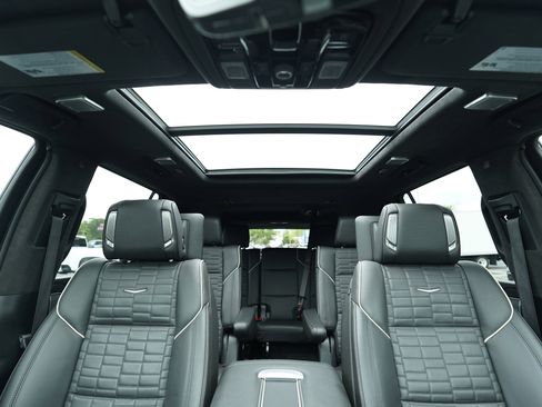 Used 2025 Cadillac Escalade ESV V AWD/4WD image 18