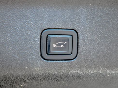 Used 2021 Chevrolet Tahoe Z71 w/ Z71 Off-Road Package AWD/4WD image 44