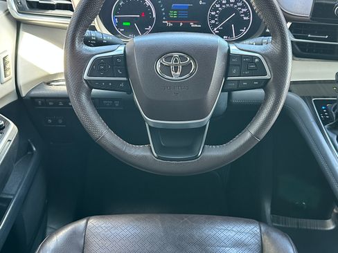 Used 2021 Toyota Sienna Platinum FWD image 42