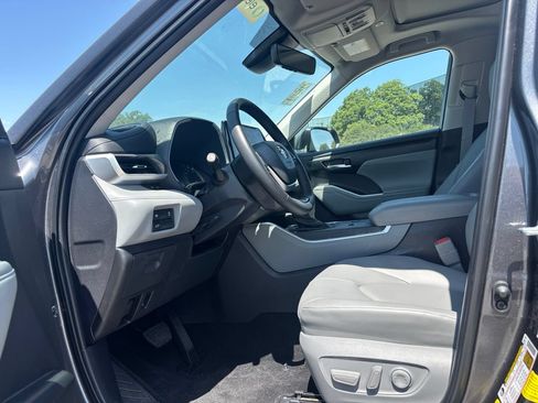Used 2025 Toyota Highlander XLE FWD image 7