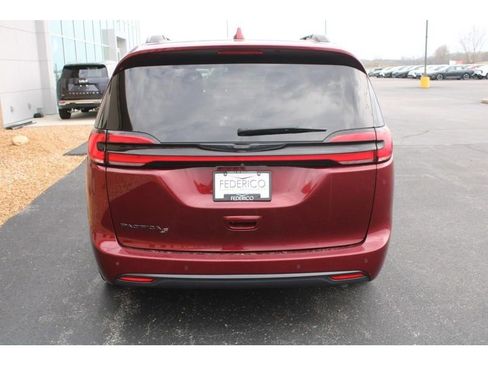 Used 2021 Chrysler Pacifica Touring-L w/ S Appearance Package FWD image 4