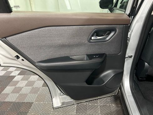 Used 2023 Nissan Rogue SV image 16