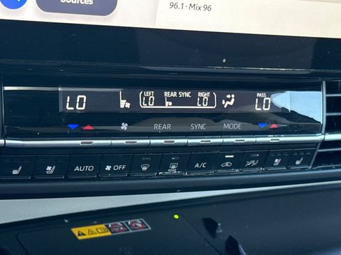 Used 2025 Toyota Sienna Limited image 28