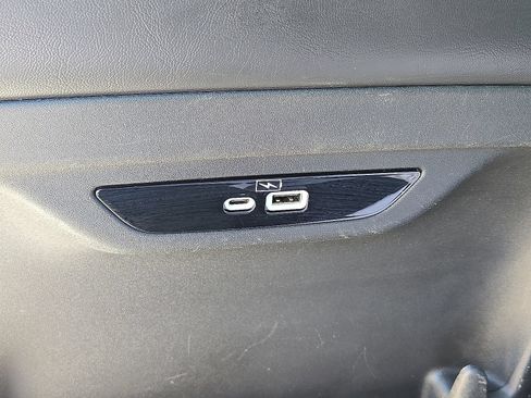 Used 2024 Chrysler Pacifica Limited FWD image 17
