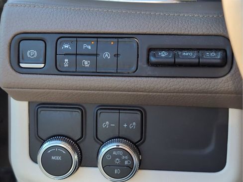 Used 2023 GMC Yukon XL Denali image 30