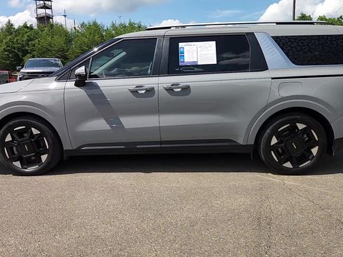 Used 2025 Kia Carnival EX FWD image 7