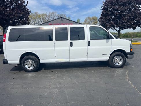 Used 2005 Chevrolet Express 3500 Extended Passenger w/ LS Preferred Equipment Group image 1