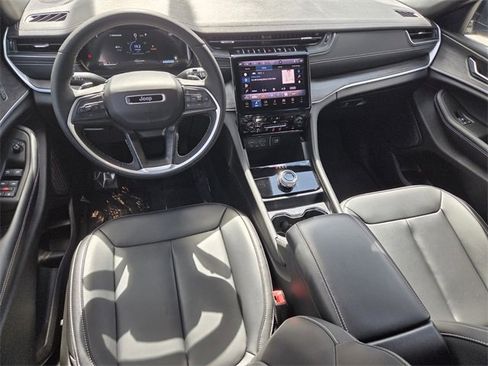 Certified 2025 Jeep Grand Cherokee Limited w/ Black Appearance Package image 9