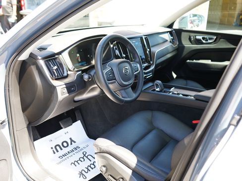 Used 2022 Volvo XC60 B5 Momentum image 17