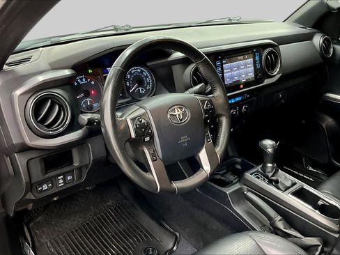 Used 2018 Toyota Tacoma TRD Off-Road AWD/4WD image 16