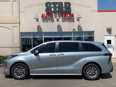 Used 2022 Toyota Sienna XLE AWD/4WD image 4