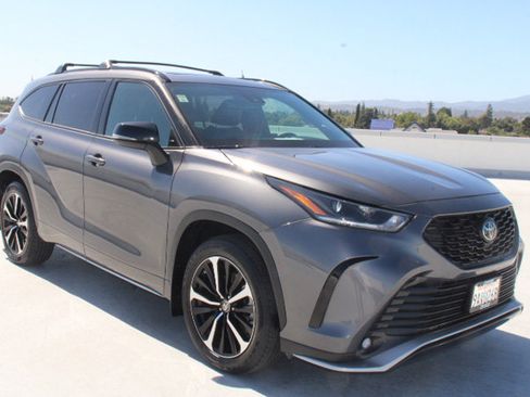 Used 2022 Toyota Highlander XSE FWD image 2