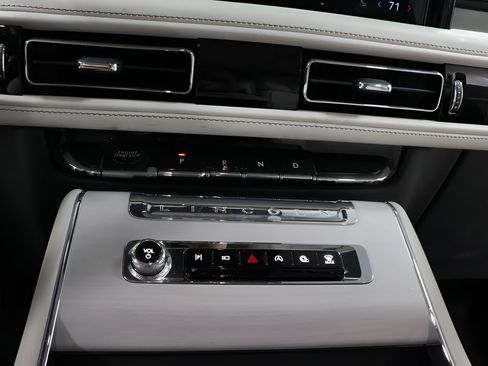 Used 2025 Lincoln Aviator Reserve w/ Equipment Group 201A AWD/4WD image 11