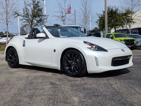 Used 2019 Nissan 370Z Touring image 2
