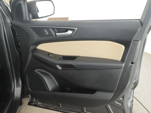 Used 2020 Ford Edge SE image 8