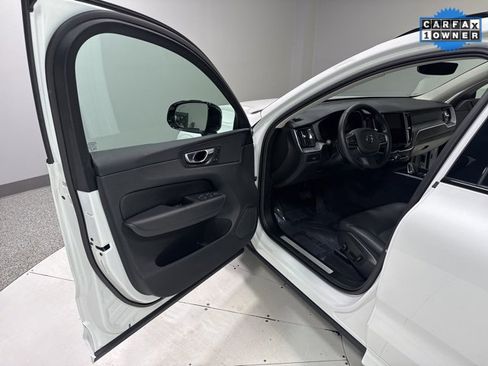 Used 2025 Volvo XC60 B5 Core image 8