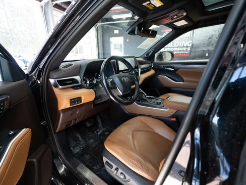 Used 2021 Toyota Highlander Platinum image 8