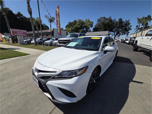 Used 2020 Toyota Camry SE w/ Carpet Mat Package FWD image 1