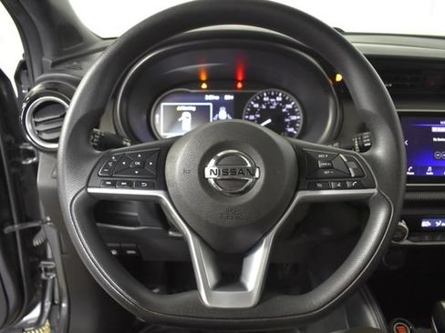 Used 2018 Nissan Kicks SV FWD image 13