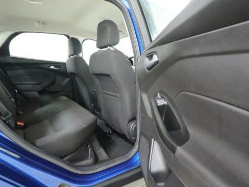 Used 2018 Ford Focus SE w/ SE Appearance Package FWD image 11