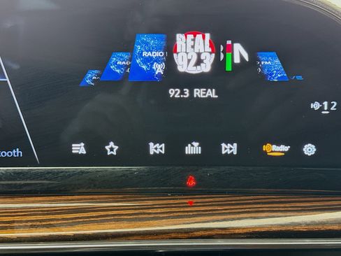 Used 2022 Cadillac Escalade Premium Luxury image 15