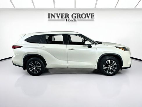 Used 2021 Toyota Highlander XLE AWD/4WD image 4