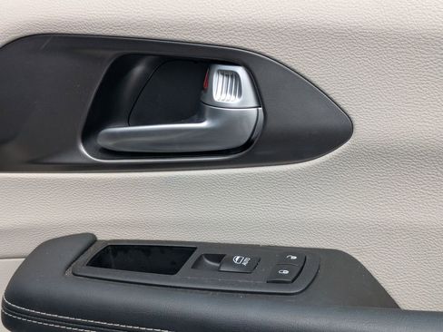 Used 2024 Chrysler Pacifica Touring-L FWD image 32